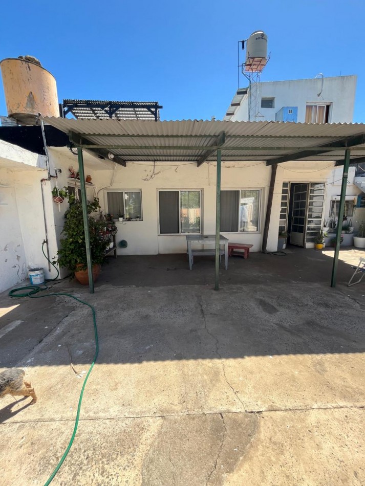 Venta de Casa con local y departamento
