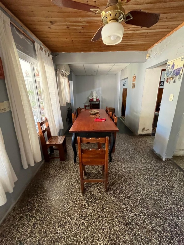 Venta de Casa con local y departamento