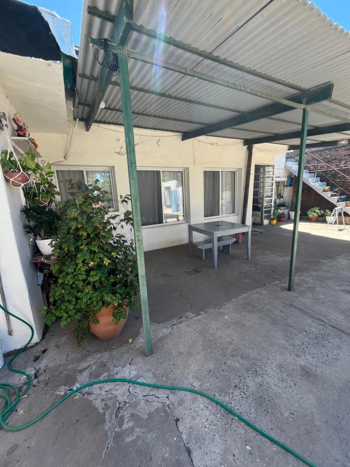 Venta de Casa con local y departamento