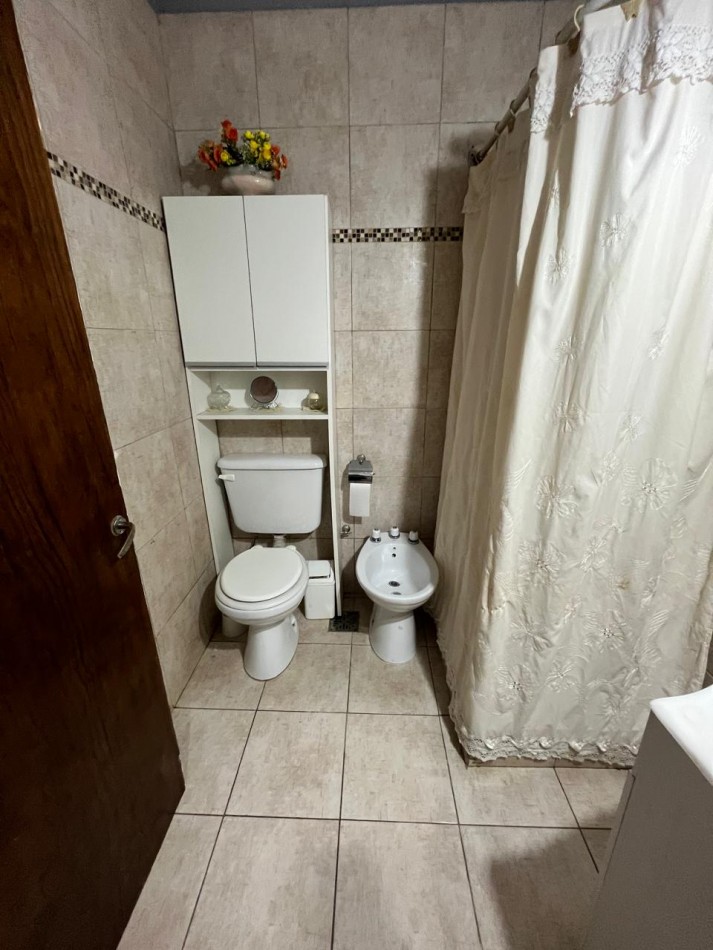 Venta de Casa con local y departamento