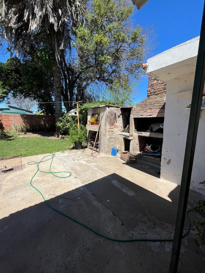 Venta de Casa con local y departamento