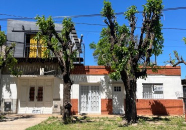Venta de Casa con local y departamento